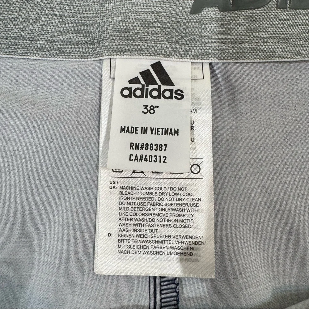 Adidas Ultimate 365 Print Men's Golf Shorts in blue with a striped pattern 38 - Picture 3 of 6